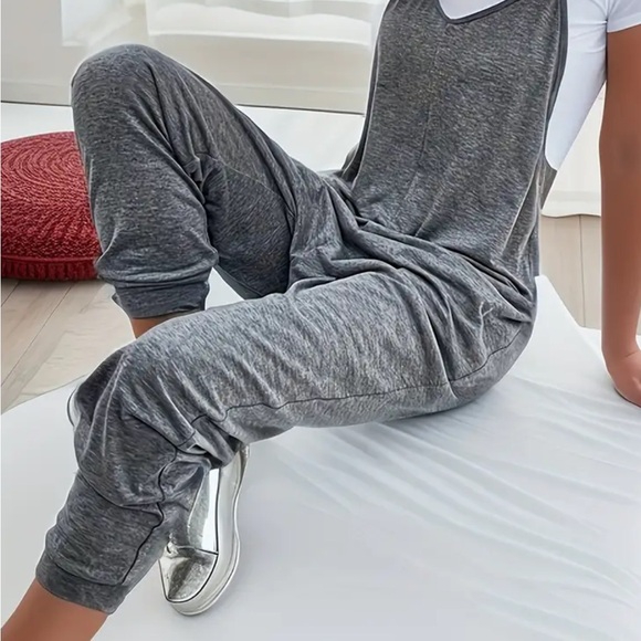 NWT chic and stylish jumpsuit with pockets - Picture 4 of 4